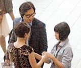 组图：李心洁夫妻现身全程无交流 彭顺不离手机