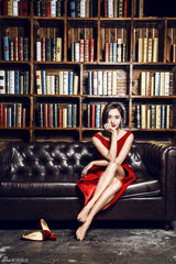 组图：王智时尚大片红色诱惑 造型艳丽美腿抢眼