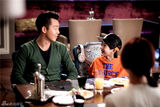 组图：《一见不钟情》郑恺喜当爹 与萌娃互动