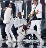 组图：亚瑟小子白衣现身大玩音乐显帅气