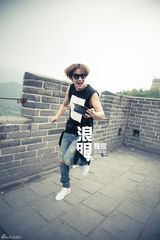 独家：张根硕带小浪游长城 吃面跳舞玩自拍