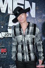 组图：许志安出席颁奖礼 混血模特真空上阵走光