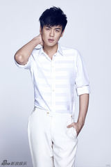 组图：张若昀时尚大片曝光 演绎纯白系质感美男