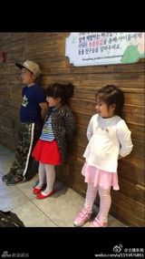 组图：李湘玩嗨韩国动物园 石头妹妹俏皮可爱