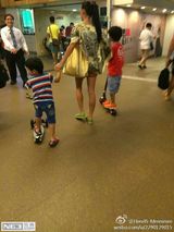 组图：张柏芝俩儿子踩滑板陪妈妈逛街 酷帅有型