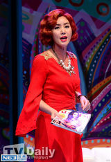 组图：《法国小姐》试演 “叹妈”顶爆炸头登台