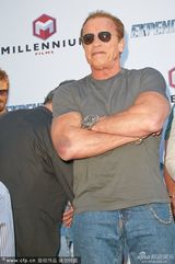 组图：《敢死队3》记者会 众硬汉坐坦克驾到