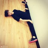 组图：小彩旗清纯演剧版静秋 素颜排练发辫独特