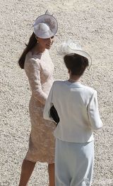 组图：凯特王妃出席游园会 裸色蕾丝连衣裙抢眼