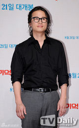 组图：姜艺媛出席发布会 透视黑衣显性感