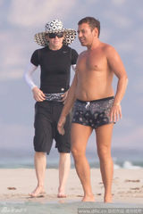 组图：麦当娜被赤膊猛男环绕 爱女性感不输辣妈