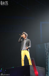 组图：羽泉西安开唱high翻中秋 现场浓情四溢