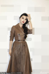 组图：范冰冰流苏长裙女王范儿 中指戴戒疑恋爱