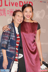 组图：何韵诗生日吃饭庆祝 緋闻女友送砧板