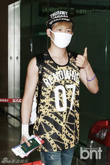 组图：Infinite赴日办Showcase 歌迷欢送心情好