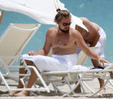 组图：莱昂纳多扎小辫肥壮似熊 海滩张望显寂寞