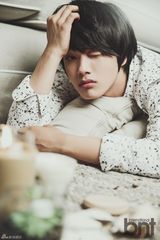 组图：吕珍九清新写真 变身花衬衫轻熟男