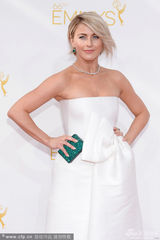 组图：朱莉安-浩夫抹胸白裙亮相艾美红毯