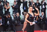 组图：威尼斯闭幕红毯 评委陈冲深V裙美艳