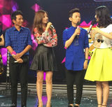 组图：赵薇录节目秒变女神经 嘟嘴卖萌玩自拍