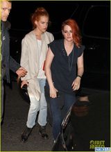 组图:暮光女破洞T恤赴派对 一头红发不羁竖中指