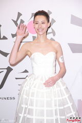 组图：梁洛施低胸白裙纯美 挂念宝宝着急归家