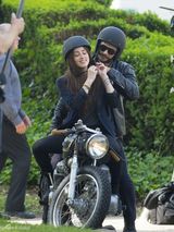 组图：德普未婚妻骑机车俏丽狂野 与弗兰科亲热