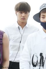 组图：EXO亮相机场 灿烈白衬衫似高中生