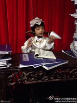 组图：费曼屁屁贴老爸脸 吴镇宇笑称谁欺负谁