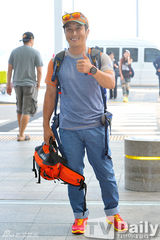 组图：韩团BEAST李起光亮相机场 呆萌搞怪