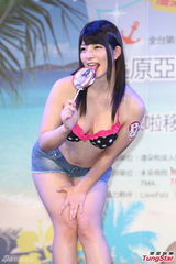 组图：萌妹上原亚衣大胆脱上衣 劈腿趴地撅臀停不下来