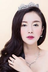 组图：李艾瑾写真仪态万千 大秀魅力时尚