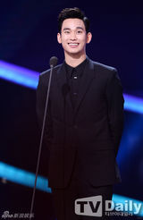 组图：胡歌金秀贤郑元畅首尔电视节同获人气奖