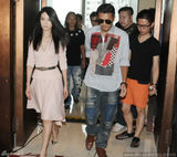 组图:高圆圆深V裙现身乳沟微露 谢霆锋黑超扮酷