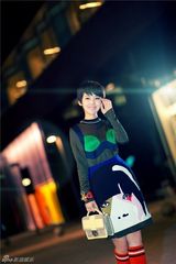 组图：张佳宁利落短发美腿袜 酷炫十足闪耀黑夜