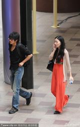 组图：韩寒被传出轨后陪妻子逛街 两人无交流