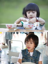 组图：黑米哥回归爸爸2 墨镜look亮相奶味全无