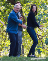 组图：安妮-海瑟薇公园打太极频露甜笑