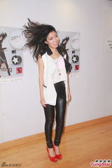 组图：曲婉婷香港开唱 否认是窦靖童音乐老师