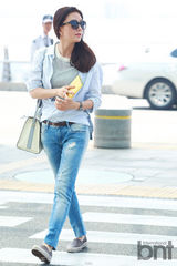 组图：金喜爱便衣亮相机场 散发熟女知性美