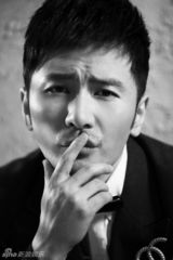 组图：刘恩佑黑白写真 硬朗帅气展熟男魅力