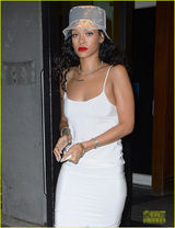 组图：蕾哈娜着休闲装现身 红唇配闪亮鼻环惹眼