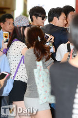 组图：李敏镐现身机场 工作人员争拍照