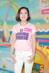 组图：佘诗曼出席活动笑林峰财多身子弱