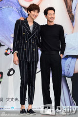 组图：孔孝真腿伤引注目 赵寅成温柔搀扶