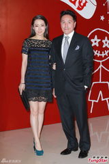 组图：郑希怡大婚热吻老公 欲为阿娇牵红线