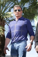 组图：《敢死队3》记者会 众硬汉坐坦克驾到