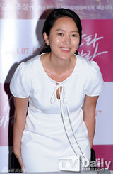 组图：韩星尹珍瑞镂空白裙优雅亮相试映会