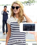 组图：希尔顿韩国大马路上狂摆POSE任拍