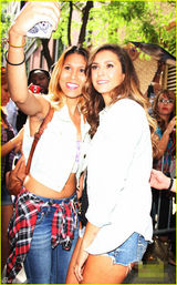 组图：妮娜-杜波夫黑色西装现身 干练洒脱